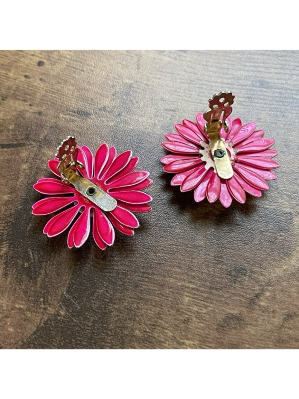 Vintage 1960s Enamel Flower Earrings Coral White MOD Pop Art Clip On Statement - Picture 8 of 9